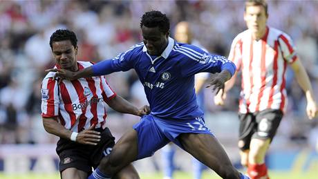 Kieran Richardson (vlevo) ze Sunderlandu a Mikel John Obi z Chelsea.