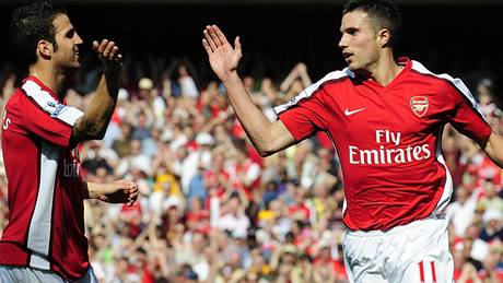 Hrái Arsenalu Robin Van Persie a Cesc Fabregas se radují z gólu.