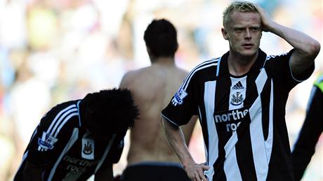 SESTUP. Fotbalisté Newcastlu nemohli uv��it, �e je to pravda. Slavný tým sestoupil do druhé ligy. Te� bojuje o rychlý návrat mezi elitu. Zatím se mu to da�í skv�le.