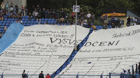 Ostravtí fanouci pi domácím utkání s Olomoucí pedvedli choreo s vysvdením, na nm hodnotí výjezdy i herní projev.