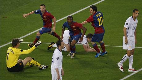 Thierry Henry, útoník Barcelony, oslavuje gól, který dal jeho parák Samuel Eto'o.