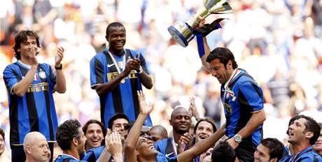 Luis Figo(s pohárem) slaví titul mistra italské ligy