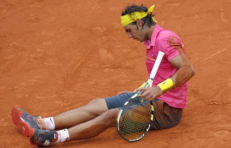 NA ZEMI. Takhle Rafael Nadal konil grandslamový turnaj v Paíi. Nyní se vrací. Jak bude úspný?