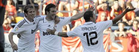 Fotbalisté Realu Madrid se radují z gólu do sít Pamplony