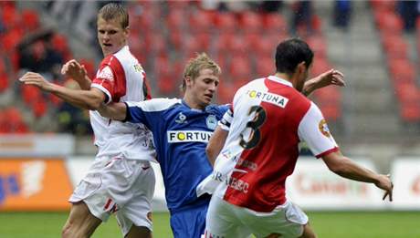 Momentka z posledního vzájemného souboje Slavie a Liberce. Ten v kvtnu skonil smírn 2:2. U se vak hrálo v novém Edenu.