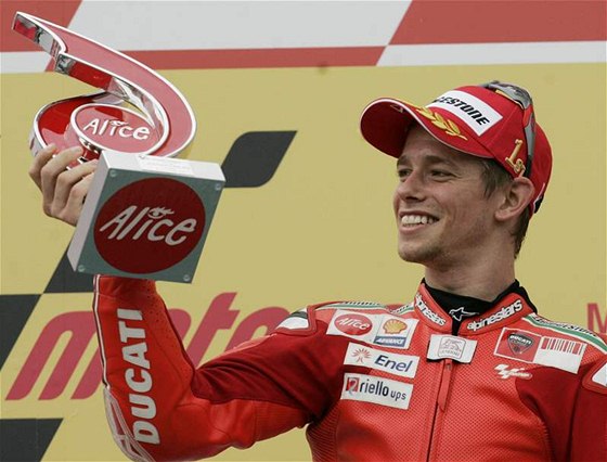 Casey Stoner se pidal k jezdcm, kteí se pozastavují nad Abrahamovým angamá v MotoGP.