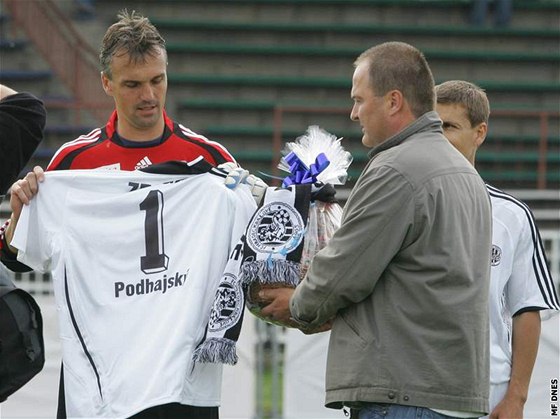VZPOMÍNKA NA POSLEDNÍ DUEL. Branká domácích Karel Podhajský hrál v kvtnu 2009 proti Slovácku poslední zápas.