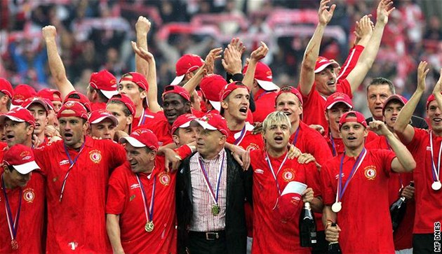 TAKHLE U� SE RADOVAT NEBUDOU. Slavia letos propadla, o titul bojují jiní.