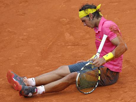 NA ZEMI. Takhle Rafael Nadal kon�il grandslamový turnaj v Pa�í�i. Nyní se vrací. Jak bude úsp�ný?
