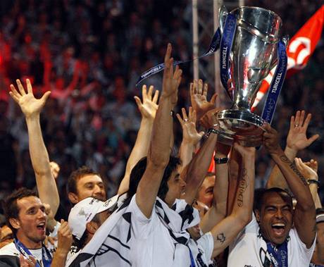 Fotbalisté Besiktase Istanbul se radují ze zisku titulu mistra turecké ligy