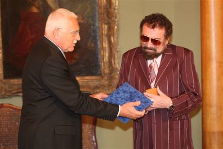 Waldemar Matuška převzal v červnu 2007 u příležitosti svých 75. narozenin čestnou plaketu od prezidenta Václava Klause.