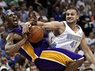 Denver - LA Lakers, domácí Linas Kleiza (vpravo) zastavuje Kobe Bryanta.