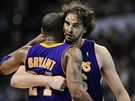 Denver - LA Lakers, Kobe Bryant (vlevo) a Pau Gasol.