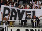 Fanouci Juventusu s transparentem pro Pavla Nedvda, který proti Laziu nastoupil za Juventus naposledy