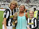 Pavel Nedvd s rodinou po posledním zápase kariéry