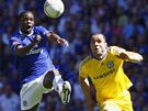 Finále FA Cupu Chelsea - Everton: Louis Sahá z Evertonu (v modrém) v souboji s Alexem