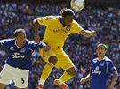 Finále FA Cupu Chelsea - Everton: Didier Drogba z Chelsea (ve lutém) vyrovává