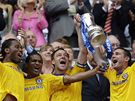Fotbalisté Chelsea se radují s trofejí pro vítze angluckého FA Cupu