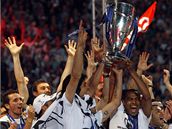 Fotbalisté Besiktase Istanbul se radují ze zisku titulu mistra turecké ligy