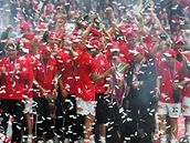 Fotbalist� Slavie Praha slav� s trofej� pro mistra ligy 2008/2009