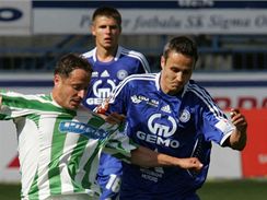 Olomouc - FK Bohemians: olomouck Tom Janotka (vpravo) a Pavel Grznr z Bohemians