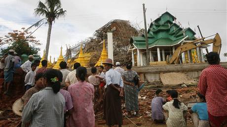 Zícení buddhistického chrámu v Rangúnu (31. kvtna 2009)
