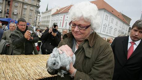 Eurokomisaka pro zemdlství a rozvoj venkova Mariann Fischer Boelová s králíkem, v pozadí primátor Roman Onderka