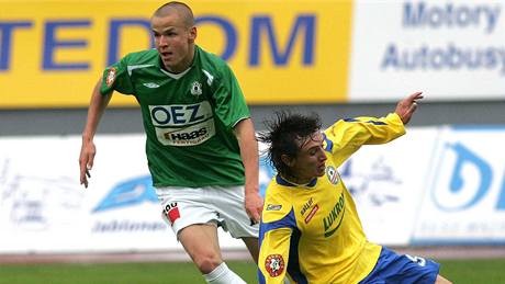 Jablonec - Zlín: domácí Adam Hlouek (v zeleném) obchází Vitalije Trubily