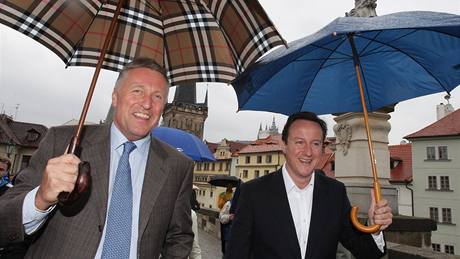 éf ODS Mirek Topolánek a lídr britských konzervativc Cameron na spolené procházku starou Prahou. 30. 5. 2009