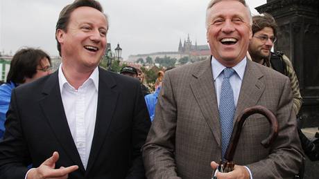 �éf ODS Mirek Topolánek a lídr britských konzervativc� David Cameron na spole�né procházce Prahou. 30. 5. 2009