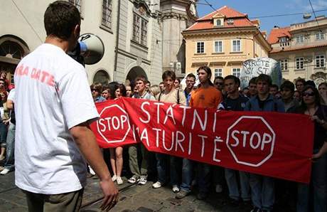 Studenti vyrazili do praských ulic. Protestují proti státním maturitám. (4.5.2007)