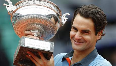 Roger Federer s trofej pro vtze Roland Garros 2009