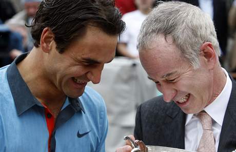Roger Federer (vlevo) a John McEnroe s trofej pro vtze Roland Garros