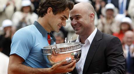 Andre Agassi (vpravo) pedává Federerovi trofej pro vítze Roland Garros