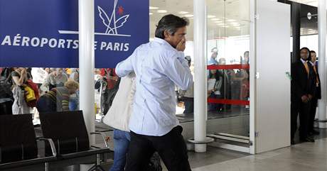 Pbuzn cestujcch, kte byli na palub letadla Air France z Ria de Janeira, pichz na letit Charlese de Gaulla. (1. ervna 2009)