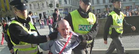 Policist� odv�d�j� z brn�nsk�ho m�tinku �SSD mu�e, kter� opakovan� vulg�rn� nad�val na Ji��ho Paroubka.
