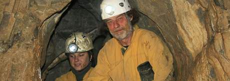 Redaktorka MF DNES Pavla Komárková s Jiím Svozilem v nedávno objevené jeskyni