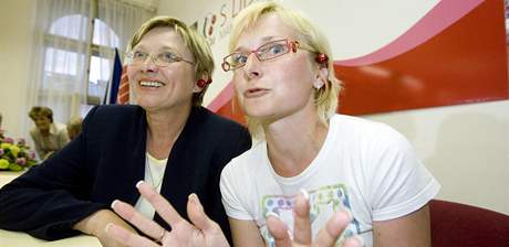 Komunistické poslankyn Zuzka Bebarová-Rujbrová a Kateina Konená