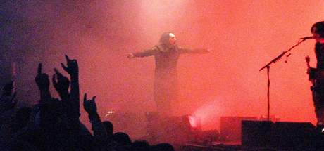 Marilyn Manson v Brn. Fotoaparty produkce zakzala, i mdim povolila  fotit jen mobilnmi telefony