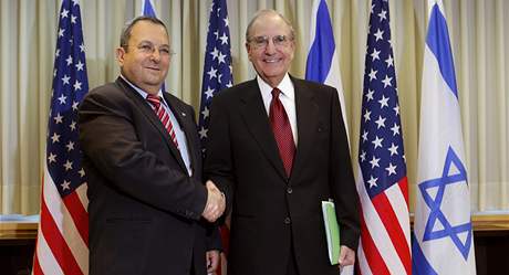 Obamv zmocnnec pro Blízký východ George Mitchell (vpravo) s izraelským ministrem obrany Ehudem Barakem (9. ervna 2009)