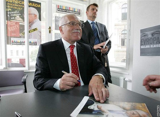 Autogramiáda prezidenta Václava Klause v prodejn knih Dobrovský.