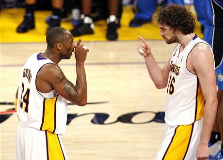 LA Lakers - Orlando, domc hvzdy Kobe Bryant a Paul Gasol.