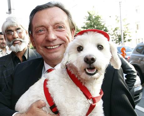 len belgick frankofonn Strany socialist Michel Daerden pzuje fotografm ped volebnm tbem v Bruselu (7. ervna 2009).