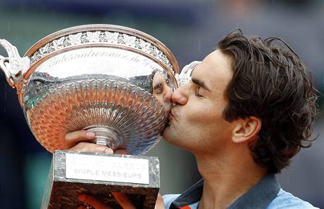 Takhle se p�ed necelým m�sícem Federer radoval z vít�zství na Roland Garros. P�idá i trofej z Wimbledonu?