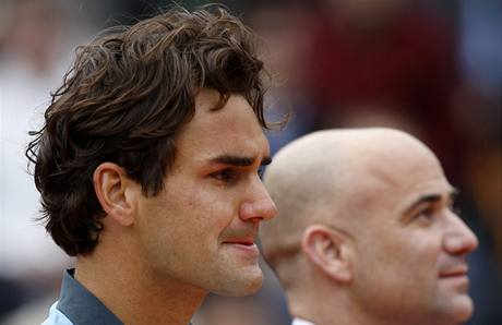 Roger Federer a Andre Agassi po finle Roland Garros