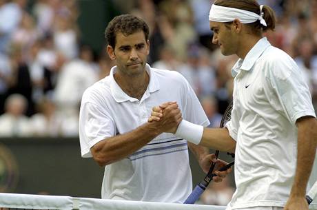 Roger Federer (vlevo) por Peta Samprase ve 4. kole Wimbledonu 2001