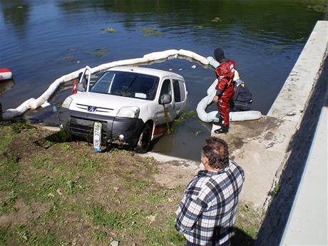 Hasii vytahovali peugeot z rybnka v Paince na Kolnsku