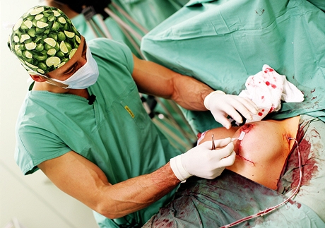 Plastick chirurg dokonuje operaci - vmna implantt a modelace prsou