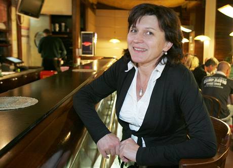 Olga Zubov z Demokratick strany zelench ek na vsledek eurovoleb v restauraci. (7. ervna 2009)