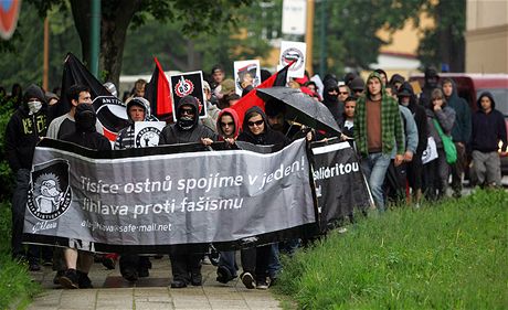 Anarchist jdou Jihlavou na protest proti pochodu neonacist (6. ervna 2009)